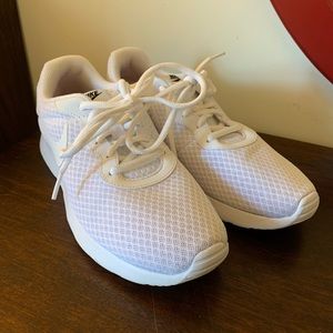 Nike Tanjun Women’s White Tennis Running S…